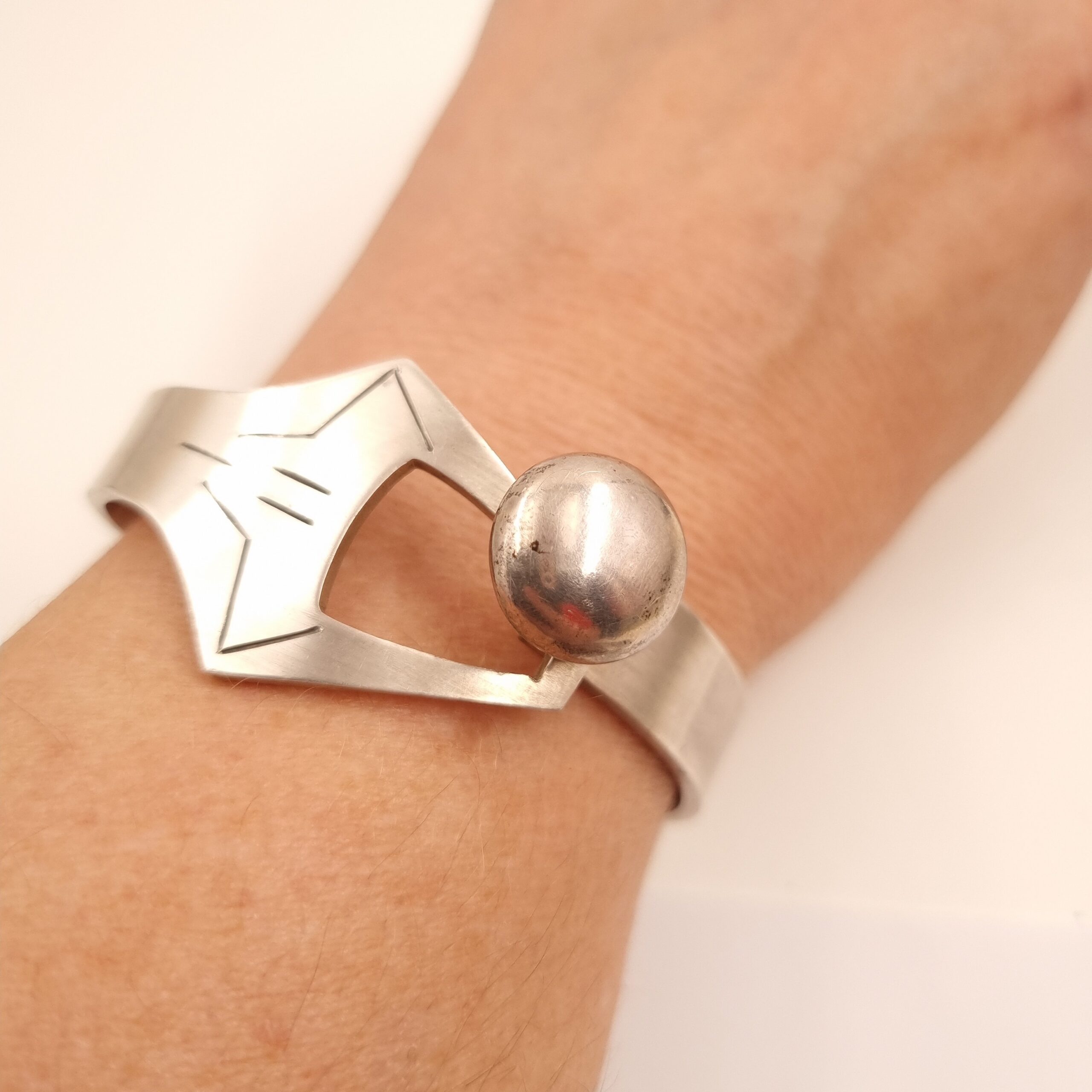 Elon Arenhill Bangle: Sterling Silver Hallmarked 1957 Malmo Sweden. Modernist Design - Image 7