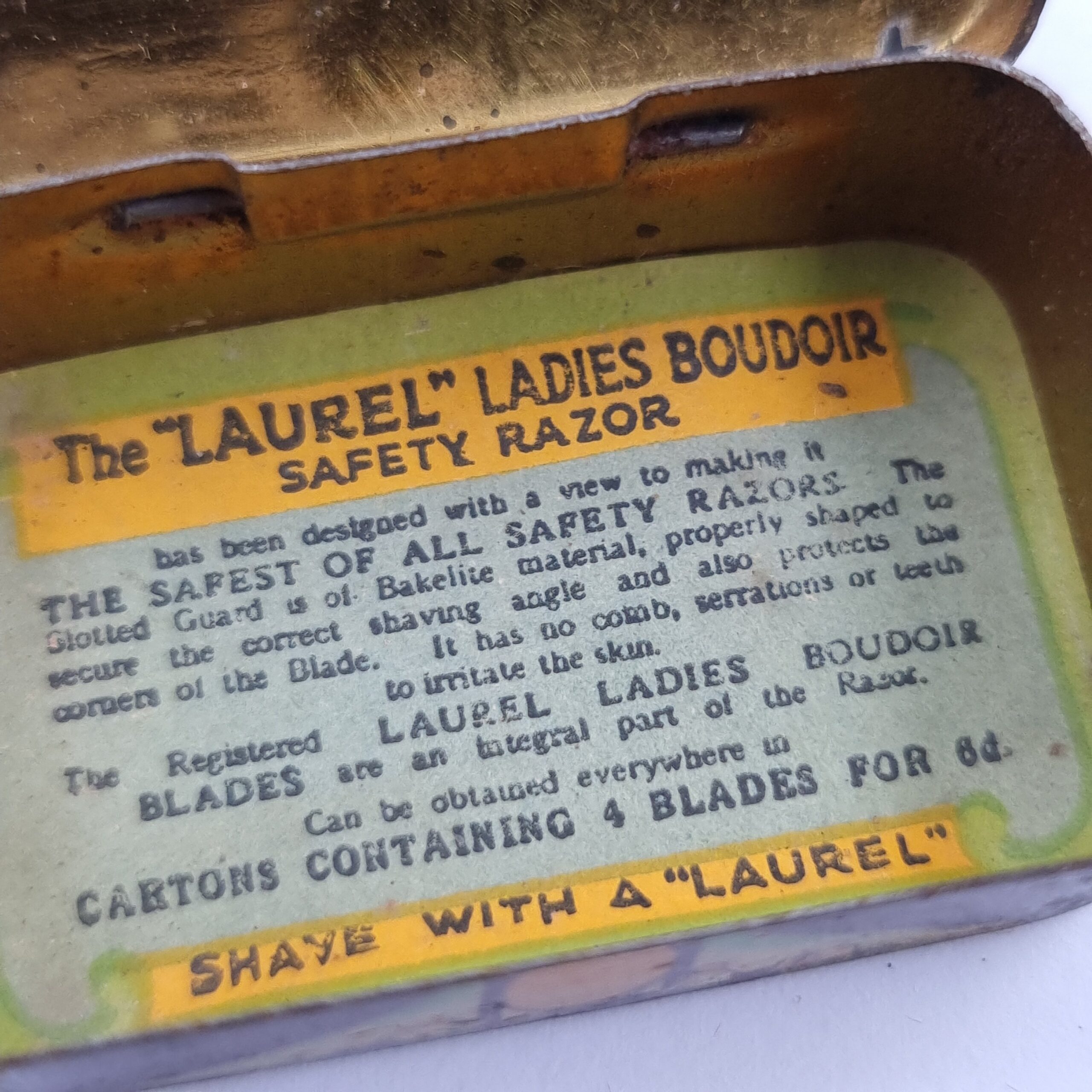 Vintage Laurel Ladies Boudoir Miniature Safety Razor in Tin - Image 3