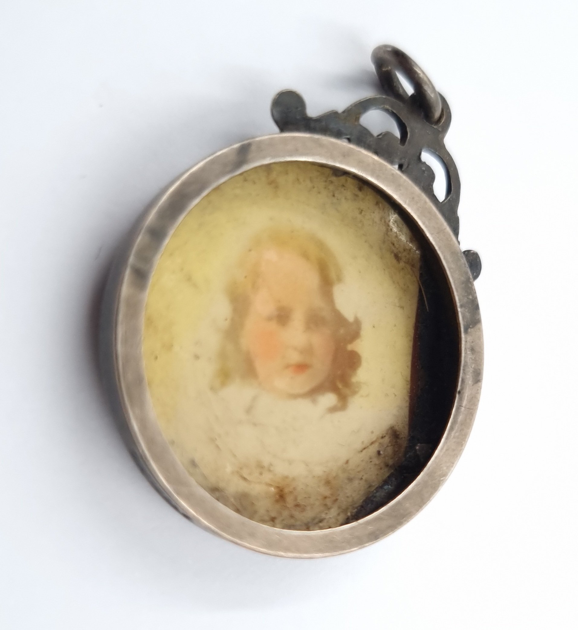 Durham Light Infantry Locket Boer War era with photograph of a young girl - Image 2