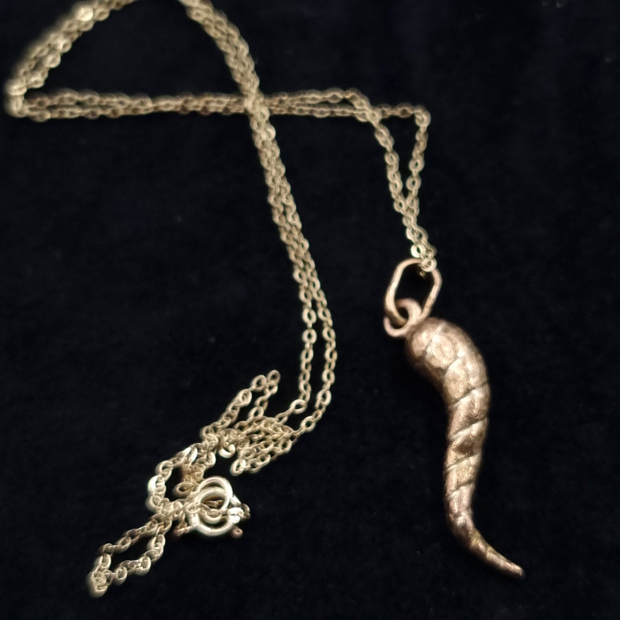 Vintage gold horn of plenty pendant necklace. 9ct yellow gold. - Image 3