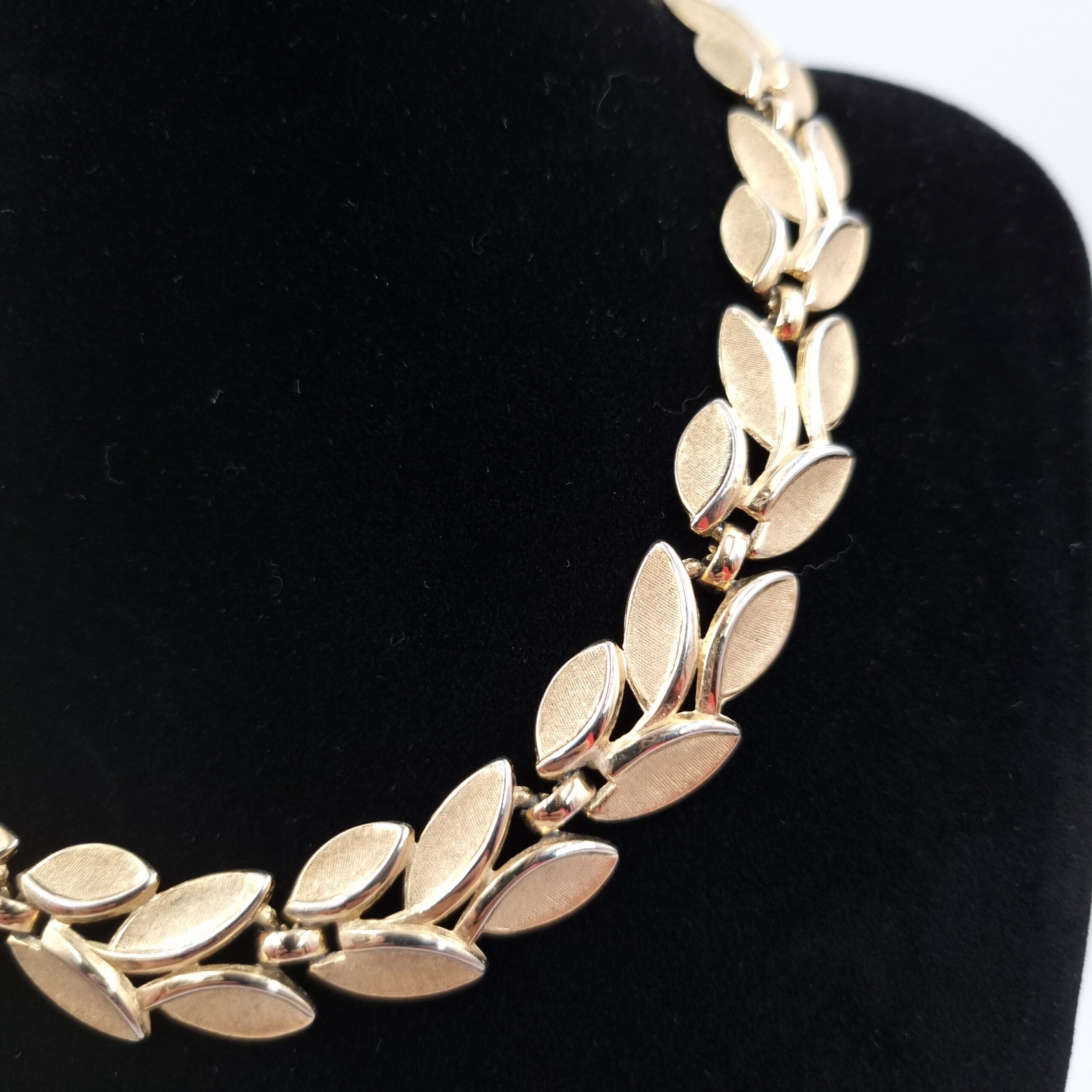 Crown Trifari Necklace Brushed Gold Tone Leaf Links c1960s - Image 5