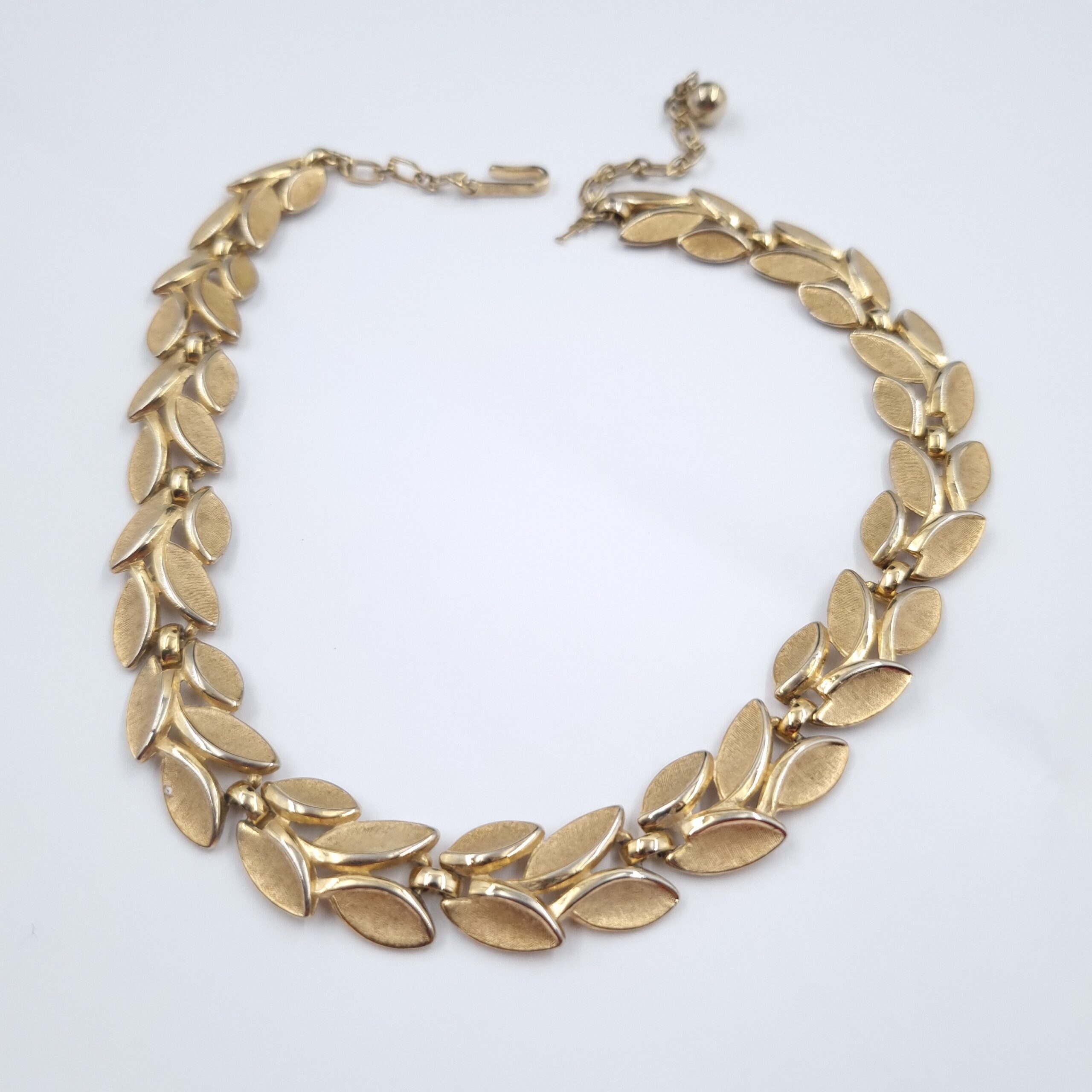 Crown Trifari Necklace Brushed Gold Tone Leaf Links c1960s - Image 2