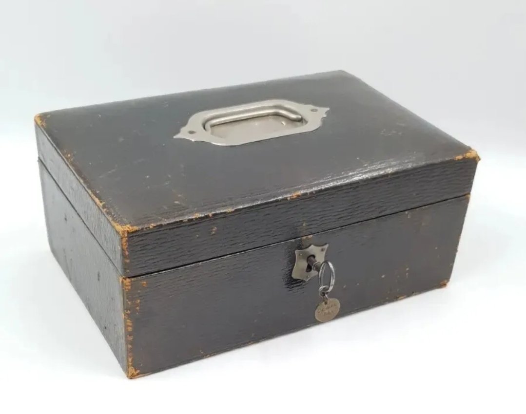 Large Edwardian Leather Jewellery Box With Tray & Key. Silk & Velvet Lined - Image 2