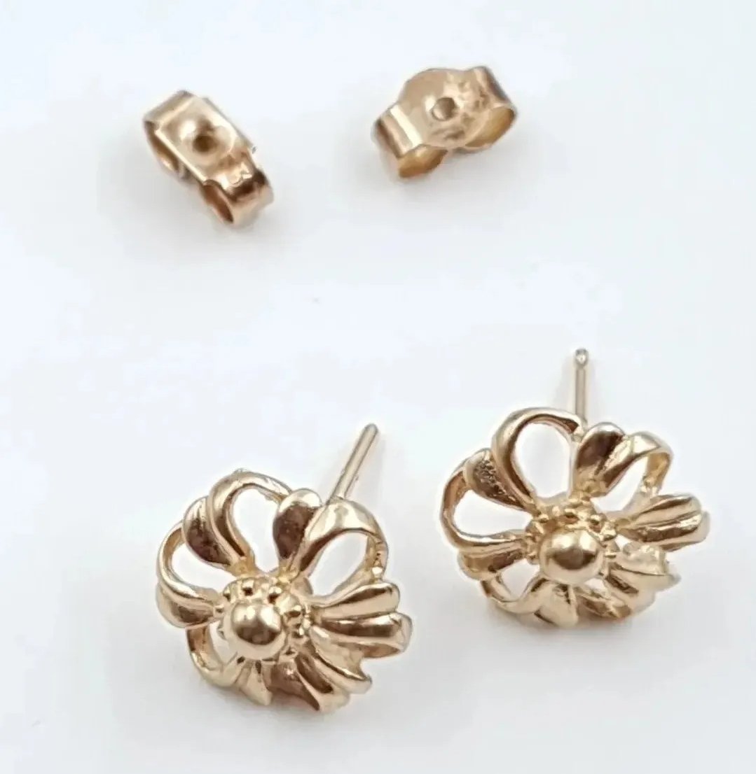 9ct Gold Stud Earrings Flower Design Hallmarked Birmingham 1989 - Image 2