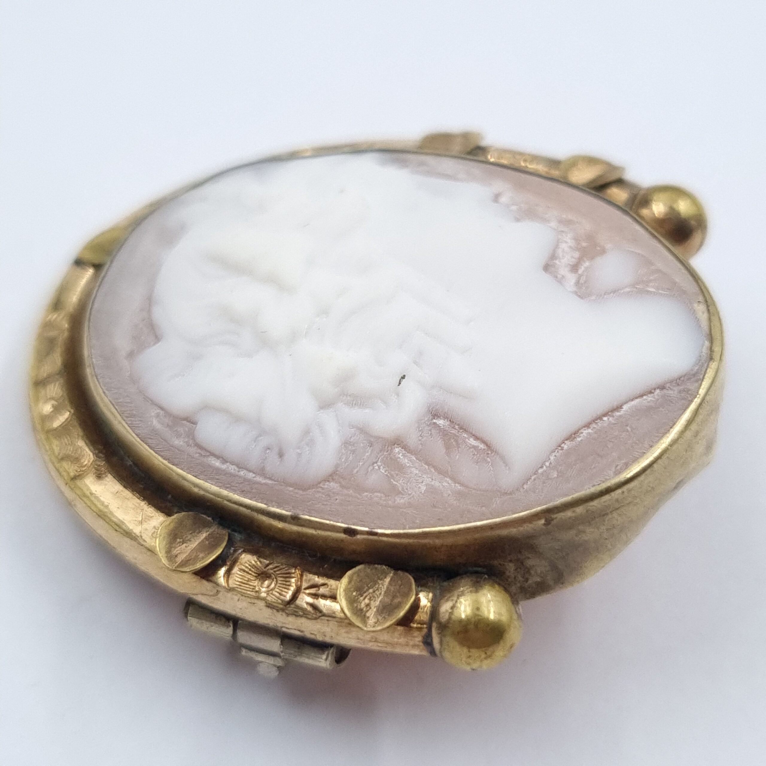 Victorian Cameo Brooch Yellow Metal horseshoe
