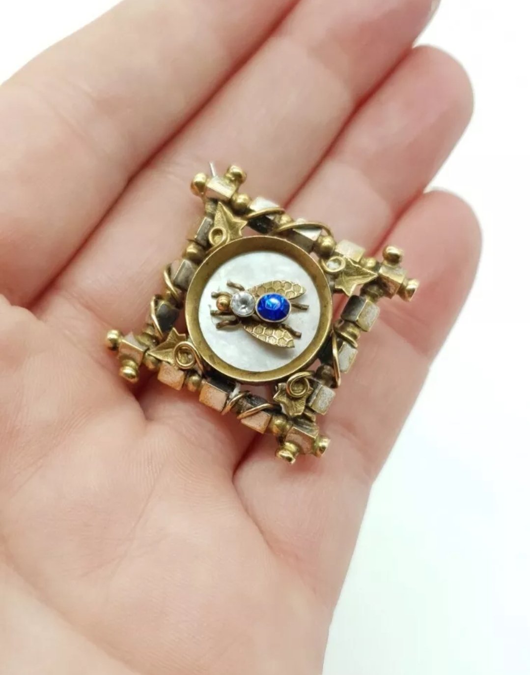 Victorian Bee Brooch on Mother of Pearl Antique Jewellery - Image 5