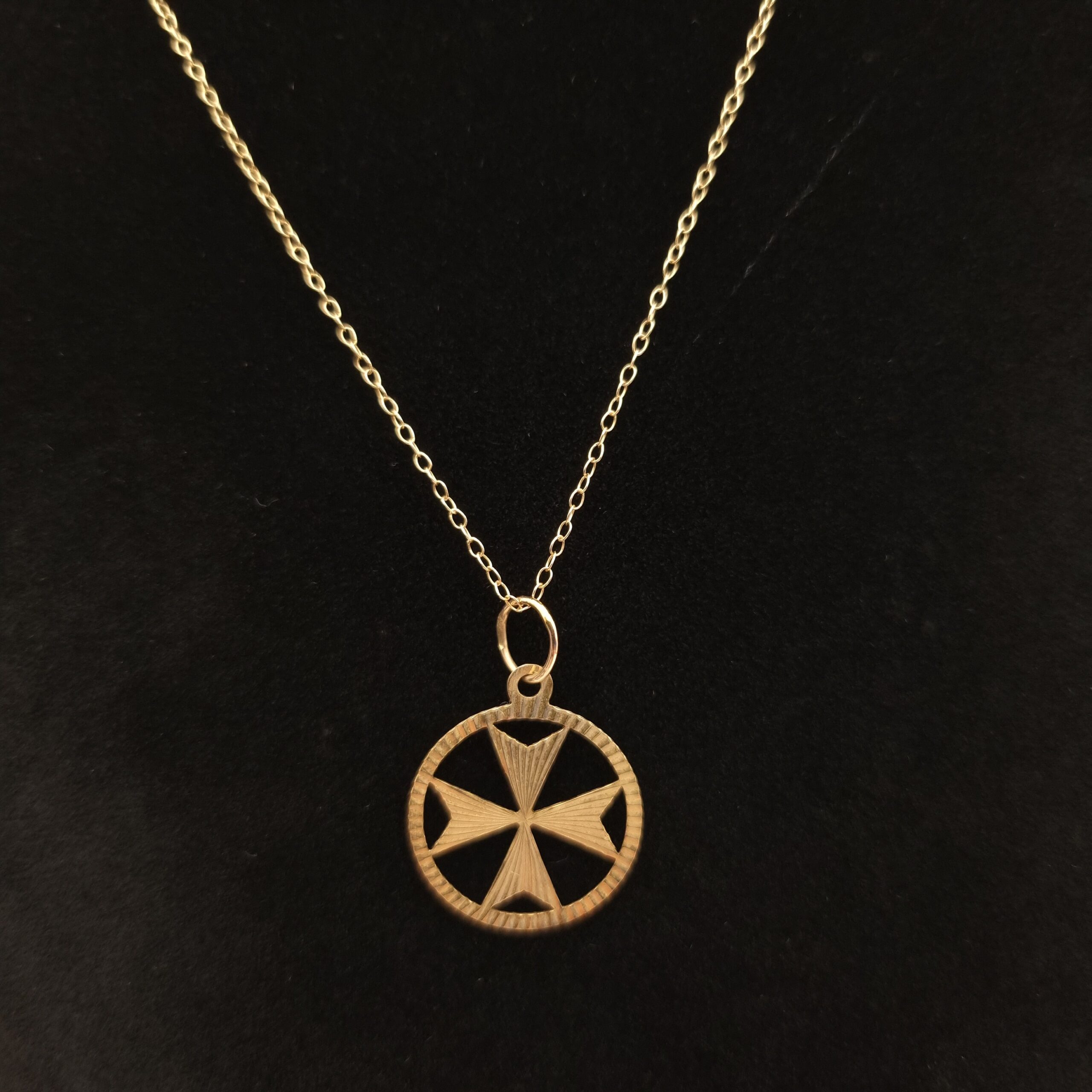9ct Gold Maltese Cross Pendant Necklace.