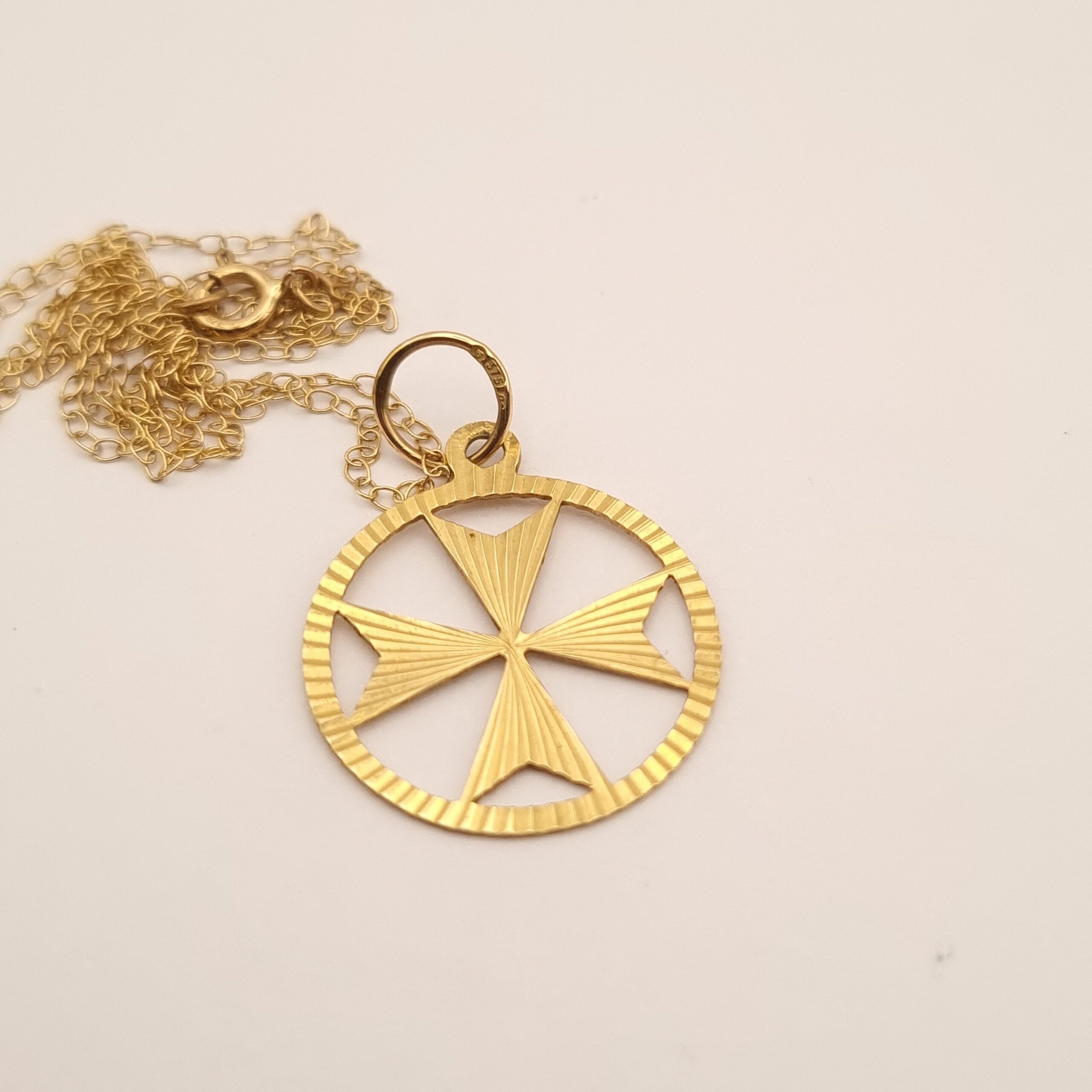 9ct Gold Maltese Cross Pendant Necklace Vintage c 1970s - Image 3